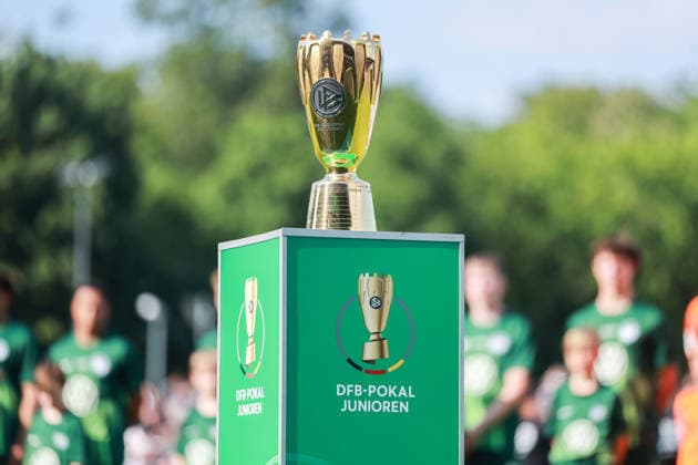 Fußball DFB-Pokal Junioren Finale VfL Wolfsburg U19 - VfB Stuttgart U19 am 22.05.2026 im Karl-Liebknecht-Stadion in Potsdam DFB Pokal der Junioren Trophäe DFB regulations prohibit any use of photographs as image sequences and or quasi-video.