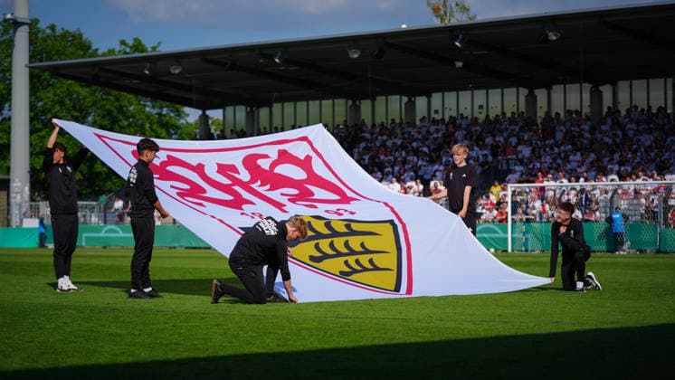 Fußball, A-Junioren, Saison 2025 2026, DFB Pokal, Finale, VfB Stuttgart U19 vs. VfL Wolfsburg U19, Freitag 22.05.2026, Karl-Liebknecht-Stadion Potsdam, Im Bild: Das Wappen des VFB Stuttgart Brandenburg Deutschland