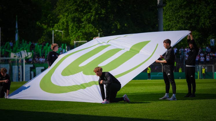 Fußball, A-Junioren, Saison 2025 2026, DFB Pokal, Finale, VfB Stuttgart U19 vs. VfL Wolfsburg U19, Freitag 22.05.2026, Karl-Liebknecht-Stadion Potsdam, Im Bild: Das Wappen des VfL Wolfsburg Brandenburg Deutschland
