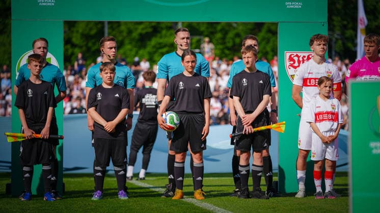 Fußball, A-Junioren, Saison 2025 2026, DFB Pokal, Finale, VfB Stuttgart U19 vs. VfL Wolfsburg U19, Freitag 22.05.2026, Karl-Liebknecht-Stadion Potsdam, Im Bild: Das Schiedsrichter Gespann um Nils Schröter. Brandenburg Deutschland
