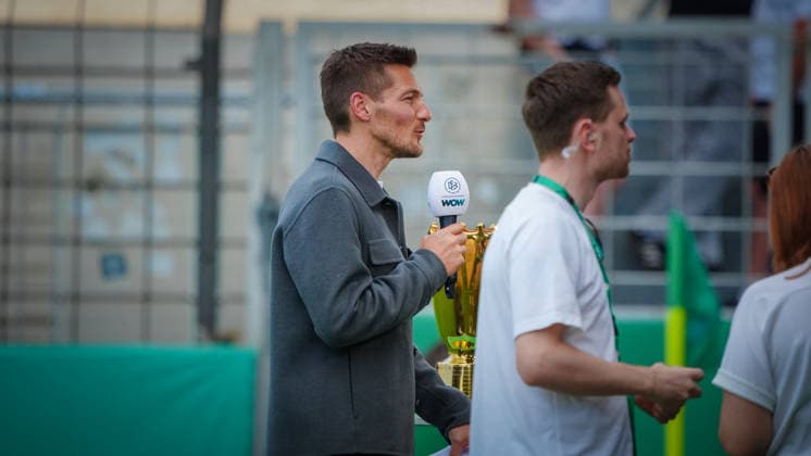 Fußball, A-Junioren, Saison 2025 2026, DFB Pokal, Finale, VfB Stuttgart U19 vs. VfL Wolfsburg U19, Freitag 22.05.2026, Karl-Liebknecht-Stadion Potsdam, Im Bild: Andi Lengenfelder moderiert das Spiel live für Sky. Brandenburg Deutschland