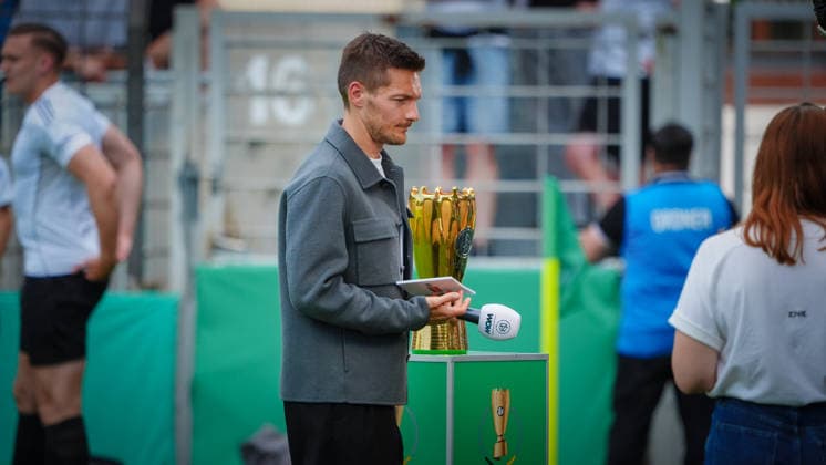 Fußball, A-Junioren, Saison 2025 2026, DFB Pokal, Finale, VfB Stuttgart U19 vs. VfL Wolfsburg U19, Freitag 22.05.2026, Karl-Liebknecht-Stadion Potsdam, Im Bild: Andi Lengenfelder moderiert das Spiel live für Sky. Brandenburg Deutschland