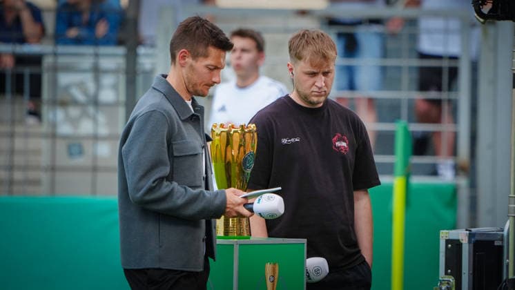 Fußball, A-Junioren, Saison 2025 2026, DFB Pokal, Finale, VfB Stuttgart U19 vs. VfL Wolfsburg U19, Freitag 22.05.2026, Karl-Liebknecht-Stadion Potsdam, Im Bild: Andi Lengenfelder (l.) moderiert das Spiel live für Sky. Okan Ceneli (r.) ist Interviewgast. Brandenburg Deutschland