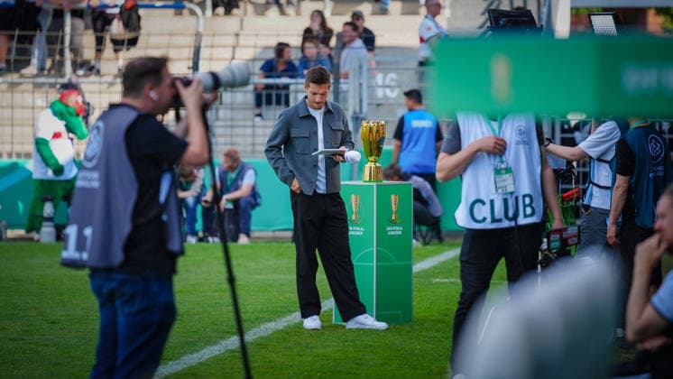 Fußball, A-Junioren, Saison 2025 2026, DFB Pokal, Finale, VfB Stuttgart U19 vs. VfL Wolfsburg U19, Freitag 22.05.2026, Karl-Liebknecht-Stadion Potsdam, Im Bild: Andi Lengenfelder moderiert das Spiel bei Sky Brandenburg Deutschland