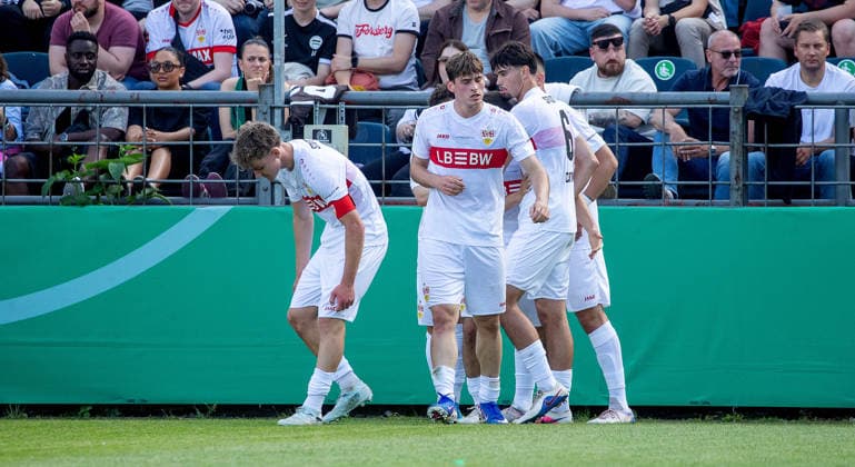 Berlin , Fußball Finale DFB-Pokal Junioren VfL Wolfsburg vs. VfB Stuttgart , Jubel VfB