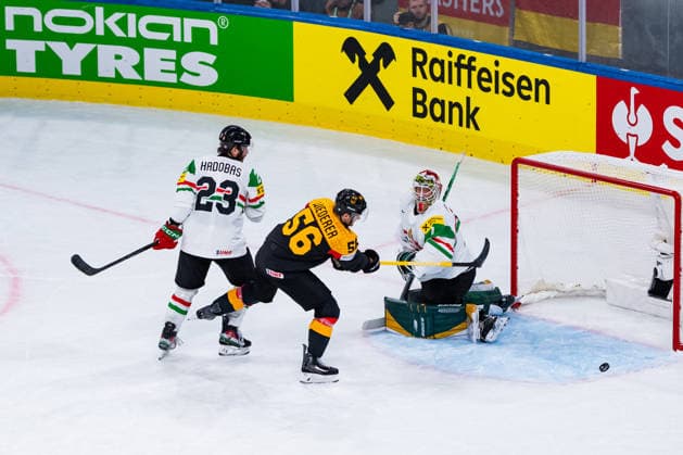 ZURICH, SWITZERLAND - MAY 22: Manuel Wiederer (Germany, 56) trying to reach the puck in front of Zeteny Hadobas (Hungary, 23) and Bence Balizs (Hungary, 1) during the Preliminary Round - Group A Match 33 between Germany and Hungary at the IIHF Ice hockey, Eishockey World Championship, WM, Weltmeisterschaft 2026, Swiss Life Arena on May 22, 2026 in Zurich, Switzerland. Zurich Switzerland Copyright: xTimoxSteinx