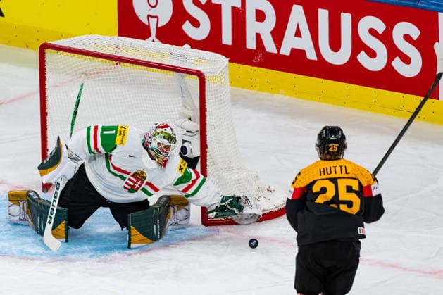 ZURICH, SWITZERLAND - MAY 22: Bence Balizs (Hungary, 1) catching the puck during the Preliminary Round - Group A Match 33 between Germany and Hungary at the IIHF Ice hockey, Eishockey World Championship, WM, Weltmeisterschaft 2026, Swiss Life Arena on May 22, 2026 in Zurich, Switzerland. Zurich Switzerland Copyright: xTimoxSteinx