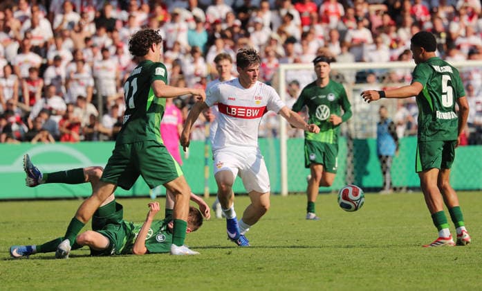 Berlin , Fußball Finale DFB-Pokal Junioren VfL Wolfsburg vs. VfB Stuttgart , mitte: Matheos Tsigkas ( VfB )