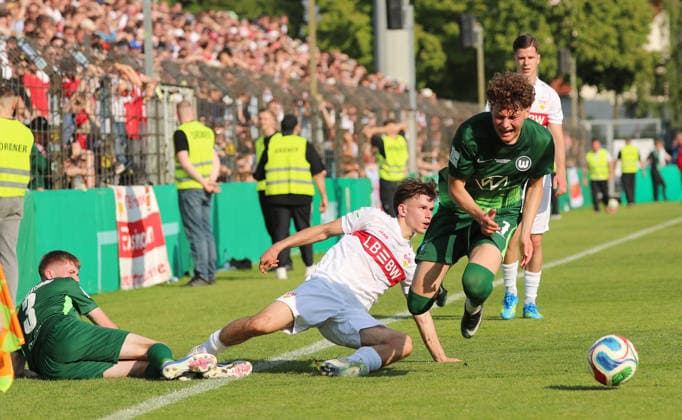 Berlin , Fußball Finale DFB-Pokal Junioren VfL Wolfsburg vs. VfB Stuttgart , mitte: Neno Zezelj ( VfB )