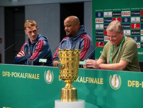 Fußball, Herren, Saison 2025 2026, Pressekonferenz zum 83. DFB-Pokal-Finale, FC Bayern München - VfB Stuttgart, v. l. Joshua Kimmich (Bayern München), Trainer Vincent Kompany (Bayern München), DFB-Sprecher Jens Grittner, 22.05. 2026, Copyright: xMatthiasxKochx