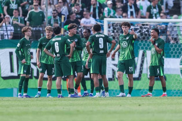 Fußball DFB-Pokal Junioren Finale VfL Wolfsburg U19 - VfB Stuttgart U19 am 22.05.2026 im Karl-Liebknecht-Stadion in Potsdam Wolfburger Spieler enttäuscht nach dem 0:2 durch Mirza Catovic ( Stuttgart ) DFB regulations prohibit any use of photographs as image sequences and or quasi-video.