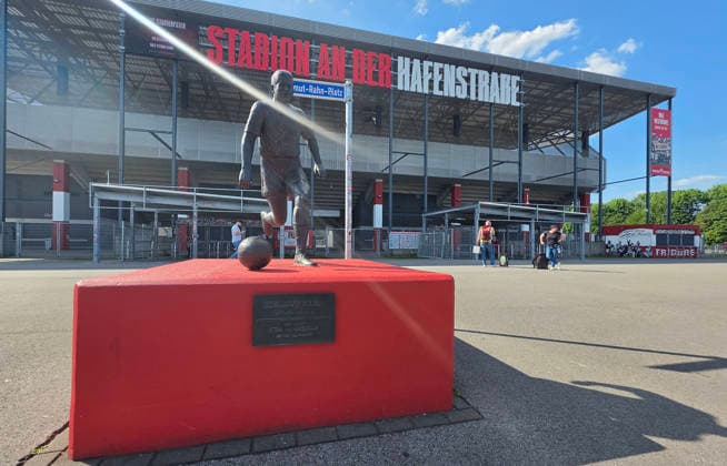 22.05.2026 - Fussball - Saison 2025 2026 - Relegation 2. Fussball Bundesliga - Hinspiel: Rot Weiss Essen RWE - SpVgg Greuther Fürth ( Kleeblatt ) - Sportfoto Zink - xwoxzix - DFL regulations prohibit any use of photographs as image sequences and or quasi-video - only for editorial use - Feature Impression Symbolbild Symbolfoto - Stadion an der Hafenstraße - Statue Helmut Rahnm -