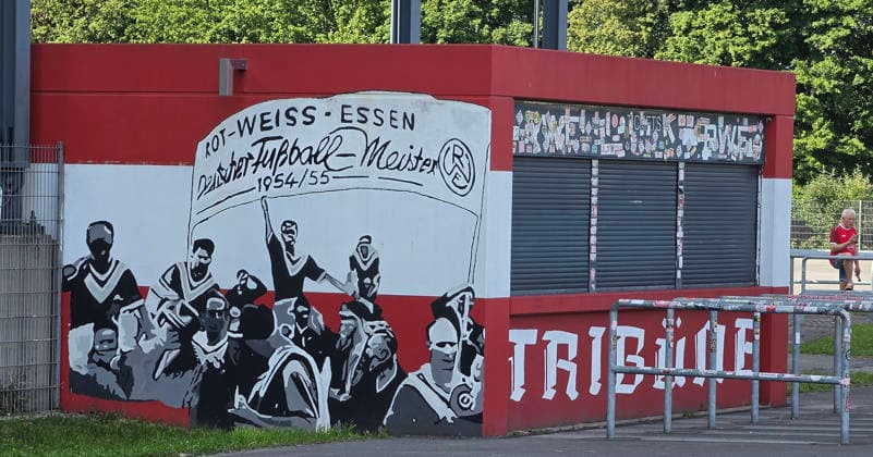 22.05.2026 - Fussball - Saison 2025 2026 - Relegation 2. Fussball Bundesliga - Hinspiel: Rot Weiss Essen RWE - SpVgg Greuther Fürth ( Kleeblatt ) - Sportfoto Zink - xwoxzix - DFL regulations prohibit any use of photographs as image sequences and or quasi-video - only for editorial use - Feature Impression Symbolbild Symbolfoto - Stadion an der Hafenstraße - Kassenhäuschen
