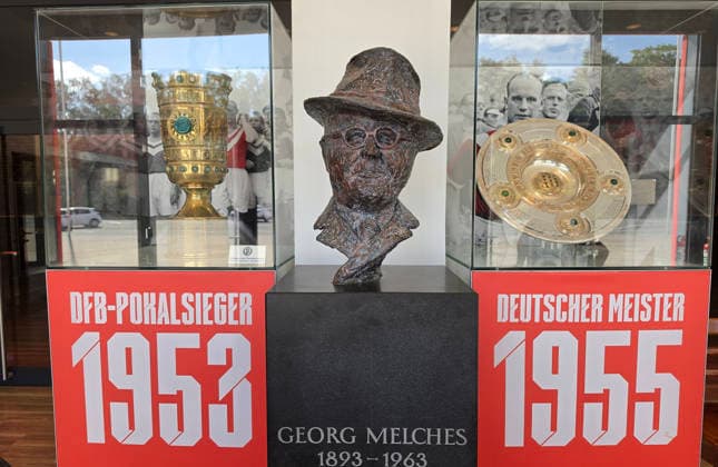 22.05.2026 - Fussball - Saison 2025 2026 - Relegation 2. Fussball Bundesliga - Hinspiel: Rot Weiss Essen RWE - SpVgg Greuther Fürth ( Kleeblatt ) - Sportfoto Zink - xwoxzix - DFL regulations prohibit any use of photographs as image sequences and or quasi-video - only for editorial use - Feature Impression Symbolbild Symbolfoto - Stadion an der Hafenstraße - Vitrinen mit Pokal Trophäe Siegerpokal - DFB-Pokal und Meisterschale