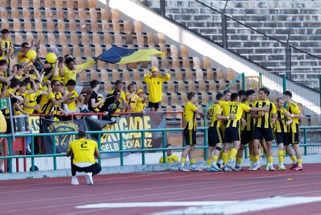 Team (SV Kirchanschöring) Tor zum 0 : 1 beim Spiel zwischen TSV Schwaben Augsburg v SV Kirchanschöring, Fußball, Herren, Regionalliga Bayern Relegation, 2025 2026, 2.Spieltag am 22.05.2026 in Augsburg, Rosenaustadion. Bayern Deutschland