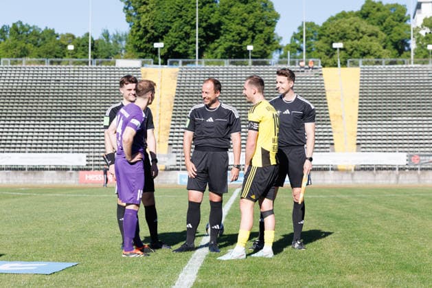 Marco Greisel (14, TSV Schwaben Augsburg) und Manuel Omelanowsky (19, SV Kirchanschöring) beim Spiel zwischen TSV Schwaben Augsburg v SV Kirchanschöring, Fußball, Herren, Regionalliga Bayern Relegation, 2025 2026, 2.Spieltag am 22.05.2026 in Augsburg, Rosenaustadion. Bayern Deutschland