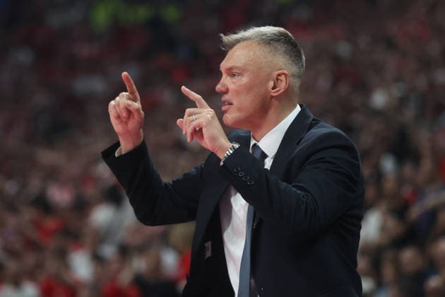 EuroLeague Final Four: Olympiacos vs Fenerbahce Beko ATHENS, GREECE - MAY 22: Head coach Saras Jasikevicius of Fenerbahce Beko gives tactics to his players during the EuroLeague Final Four match between Olympiacos vs Fenerbahce Beko at OAKA Arena in Athens, Greece, on May 22, 2026. Ayhan Mehmet Anadolu Athens Greece. Editorial use only. Please get in touch for any other usage.  Copyright: x2026xAnadoluxAyhanxMehmetx