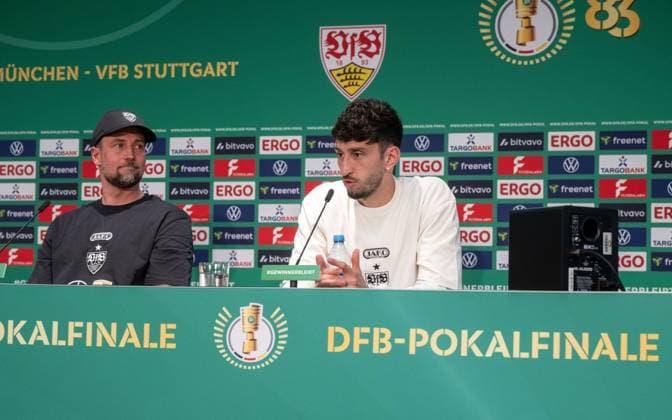 Fußball, Herren, Saison 2025 2026, Pressekonferenz zum 83. DFB-Pokal-Finale, FC Bayern München - VfB Stuttgart, v. l. Trainer Sebastian Hoeneß (VfB Stuttgart), Atakan Karazor (VfB Stuttgart), 22.05. 2026, Copyright: xMatthiasxKochx