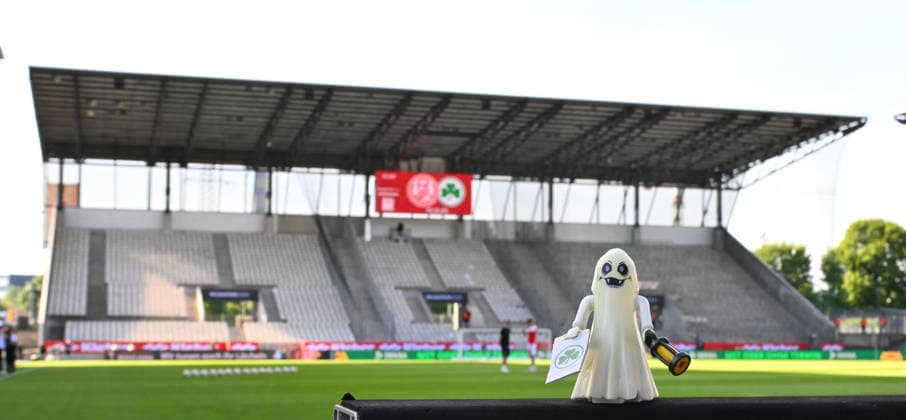 22.05.2026 - Fussball - Saison 2025 2026 - Relegation 2. Fussball Bundesliga - Hinspiel: Rot Weiss Essen RWE - SpVgg Greuther Fürth ( Kleeblatt ) - Sportfoto Zink - xwoxzix - DFL regulations prohibit any use of photographs as image sequences and or quasi-video - only for editorial use - Feature Impression Symbolbild Symbolfoto - Gespenst Geist Abstiegsgespenst -
