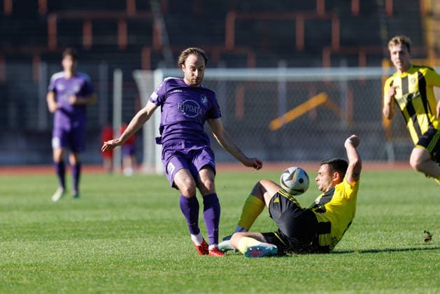Nicola della Schiava (3, TSV Schwaben Augsburg) und Thorsten Nicklas (13, SV Kirchanschöring) beim Spiel zwischen TSV Schwaben Augsburg v SV Kirchanschöring, Fußball, Herren, Regionalliga Bayern Relegation, 2025 2026, 2.Spieltag am 22.05.2026 in Augsburg, Rosenaustadion. Bayern Deutschland