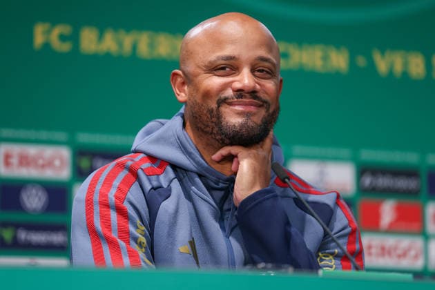 DFB Pokalfinale - 25 26 - Abschluss Pressekonferenz vor FC Bayern München - VfB Stuttgart am 22.05.2026 im Olympiastadion in Berlin Trainer Vincent Kompany (Muenchen) lacht lächelt auf der Pressekonferenz