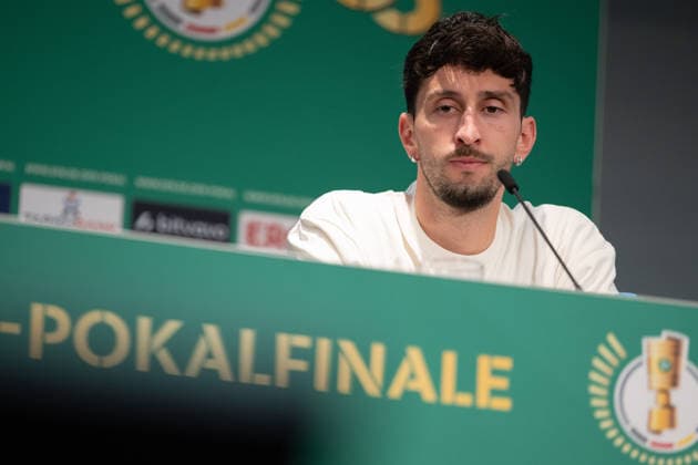 Pressekonferenz, Atakan Karazor (VfB Stuttgart, 16) GER, Abschlusstraining und Pressekonferenz am Vortag des DFB-Pokalfinale, FC Bayern Muenchen vs. VfB Stuttgart, Fussball, Herren, DFB-Pokal, Finale, Spielzeit 2025 2026, 22.05.2026, DFL DFB REGULATIONS PROHIBIT ANY USE OF PHOTOGRAPHS AS IMAGE SEQUENCES AND OR QUASI-VIDEO, GER, Abschlusstraining und Pressekonferenz am Vortag des DFB-Pokalfinale, FC Bayern Muenchen vs. VfB Stuttgart, Fussball, Herren, DFB-Pokal, Finale, Spielzeit 2025 2026, 22.05.2026 Berlin Copyright: xEibner-Pressefoto WolfgangxFrankx EP_WFK