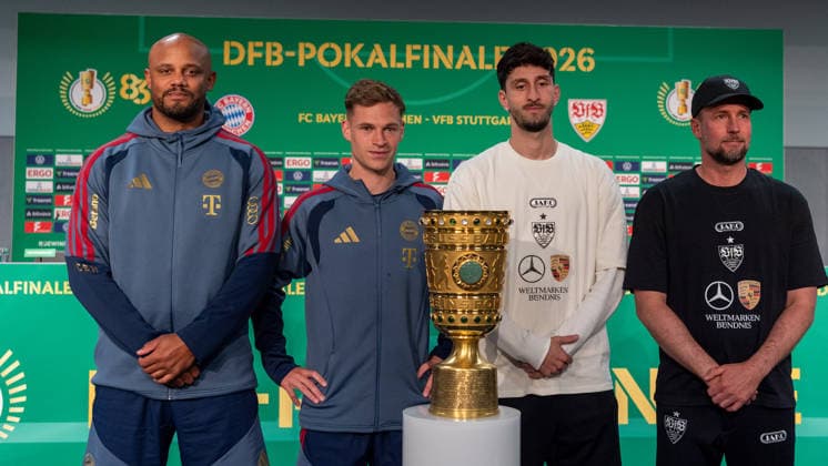 Pressekonferenz, v.li. Vincent Kompany (FC Bayern Muenchen, Cheftrainer, Trainer), Joshua Kimmich (FC Bayern Muenchen, 06), Atakan Karazor (VfB Stuttgart, 16), Sebastian Hoeness (VfB Stuttgart, Cheftrainer, Trainer), Pokal. GER, Abschlusstraining und Pressekonferenz am Vortag des DFB-Pokalfinale, FC Bayern Muenchen vs. VfB Stuttgart, Fussball, Herren, DFB-Pokal, Finale, Spielzeit 2025 2026, 22.05.2026, DFL DFB REGULATIONS PROHIBIT ANY USE OF PHOTOGRAPHS AS IMAGE SEQUENCES AND OR QUASI-VIDEO, GER, Abschlusstraining und Pressekonferenz am Vortag des DFB-Pokalfinale, FC Bayern Muenchen vs. VfB Stuttgart, Fussball, Herren, DFB-Pokal, Finale, Spielzeit 2025 2026, 22.05.2026 Berlin *** Press conference, from left Vincent Kompany FC Bayern Muenchen, head coach, trainer , Joshua Kimmich FC Bayern Muenchen, 06 , Atakan Karazor VfB Stuttgart, 16 , Sebastian Hoeness VfB Stuttgart, head coach, trainer , Cup GER, Final training and press conference on the day before the DFB Cup final, FC Bayern Muenchen vs VfB Stuttgart, Football, Men, DFB Cup, Final, Season 2025 2026, 22 05 2026, DFL DFB REGULATIONS PROHIBIT ANY USE OF PHOTOGRAPHS AS IMAGE SEQUENCES AND OR QUASI VIDEO, GER, Final training and press conference on the day before the DFB Cup final, FC Bayern Muenchen vs VfB Stuttgart, Football, Men, DFB Cup, Final, Season 2025 2026, 22 05 2026 Berlin Copyright: xEibner-Pressefoto WolfgangxFrankx EP_WFK