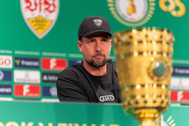 Sebastian Hoeness (VfB Stuttgart, Trainer) waehrend der Pressekonferenz, GER, Abschlusstraining und Pressekonferenz am Vortag des DFB-Pokalfinale, FC Bayern Muenchen vs. VfB Stuttgart, Fussball, Herren, DFB-Pokal, Finale, Spielzeit 2025 2026, 22.05.2026 DFL REGULATIONS PROHIBIT ANY USE OF PHOTOGRAPHS AS IMAGE SEQUENCES AND OR QUASI-VIDEO GER, Abschlusstraining und Pressekonferenz am Vortag des DFB-Pokalfinale, FC Bayern Muenchen vs. VfB Stuttgart, Fussball, Herren, DFB-Pokal, Finale, Spielzeit 2025 2026, 22.05.2026 Berlin Copyright: xEibner-Pressefoto MaxxVincenx EP_MVN