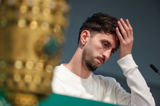 DFB Pokalfinale - 25 26 - Abschluss Pressekonferenz vor FC Bayern München - VfB Stuttgart am 22.05.2026 im Olympiastadion in Berlin Atakan Karazor (Stuttgart 16) nachdenklich auf der Pressekonferenz