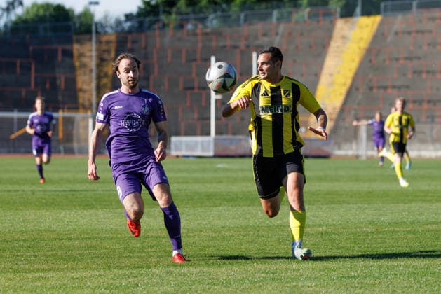 Nicola della Schiava (3, TSV Schwaben Augsburg) und Thorsten Nicklas (13, SV Kirchanschöring) beim Spiel zwischen TSV Schwaben Augsburg v SV Kirchanschöring, Fußball, Herren, Regionalliga Bayern Relegation, 2025 2026, 2.Spieltag am 22.05.2026 in Augsburg, Rosenaustadion. Bayern Deutschland