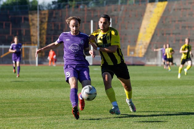 Nicola della Schiava (3, TSV Schwaben Augsburg) und Thorsten Nicklas (13, SV Kirchanschöring) beim Spiel zwischen TSV Schwaben Augsburg v SV Kirchanschöring, Fußball, Herren, Regionalliga Bayern Relegation, 2025 2026, 2.Spieltag am 22.05.2026 in Augsburg, Rosenaustadion. Bayern Deutschland