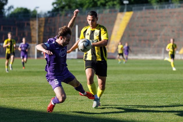 Nicola della Schiava (3, TSV Schwaben Augsburg) und Thorsten Nicklas (13, SV Kirchanschöring) beim Spiel zwischen TSV Schwaben Augsburg v SV Kirchanschöring, Fußball, Herren, Regionalliga Bayern Relegation, 2025 2026, 2.Spieltag am 22.05.2026 in Augsburg, Rosenaustadion. Bayern Deutschland