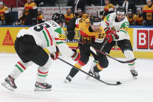 22.05.2026 Swiss Life Arena Zuerich , SCHWEIZ, Herren Eishockey IIHF World Championship, WM, Weltmeisterschaft Zurich 2026 Gruppe A GER - HUN Parker Tuomie (mitte,GER) gegen Tamas Ortenszky (li) und Kristof Papp (HUN)