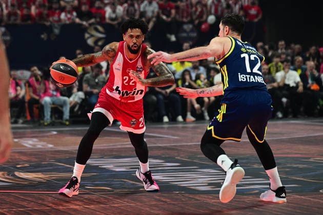Olympiacos Piraeus v Fenerbahce Beko Istanbul Euroleague Final Four Tyler Dorsey of Olympiacos brings the ball forward against Nando de Colom of Fenerbahce during the Euroleague match, Final Four Semifinal between Olympiacos Piraeus v Fenerbahce Beko Istanbul played at ATHENS Telekom Center Athens Stadium on May 22nd 2026 in Athens Greece Athens Greece Basketball Copyright: xAgenciaxLOFx