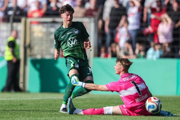 Fußball DFB-Pokal Junioren Finale VfL Wolfsburg U19 - VfB Stuttgart U19 am 22.05.2026 im Karl-Liebknecht-Stadion in Potsdam Bruno Katz ( Wolfsburg ), links - Florian Pascal Hellstern ( Stuttgart ), rechts DFB regulations prohibit any use of photographs as image sequences and or quasi-video.