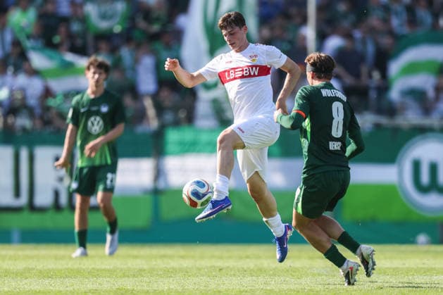 Fußball DFB-Pokal Junioren Finale VfL Wolfsburg U19 - VfB Stuttgart U19 am 22.05.2026 im Karl-Liebknecht-Stadion in Potsdam Matheos Tsigkas ( Stuttgart ), links - Pharell Hensel ( Wolfsburg ), rechts DFB regulations prohibit any use of photographs as image sequences and or quasi-video.