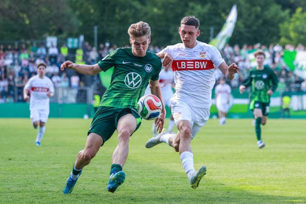 Fußball DFB-Pokal Junioren Finale VfL Wolfsburg U19 - VfB Stuttgart U19 am 22.05.2026 im Karl-Liebknecht-Stadion in Potsdam Jan Bürger ( Wolfsburg ), links - Collin Schramm ( Stuttgart ), rechts DFB regulations prohibit any use of photographs as image sequences and or quasi-video.