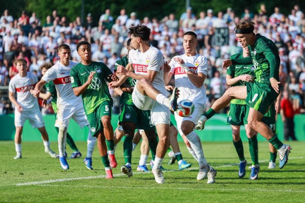 Fußball DFB-Pokal Junioren Finale VfL Wolfsburg U19 - VfB Stuttgart U19 am 22.05.2026 im Karl-Liebknecht-Stadion in Potsdam Mirza Catovic ( Stuttgart ), links - Pharell Hensel ( Wolfsburg ), rechts DFB regulations prohibit any use of photographs as image sequences and or quasi-video.