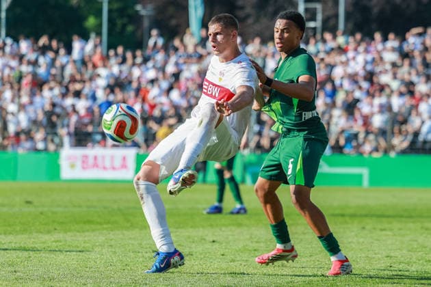 Fußball DFB-Pokal Junioren Finale VfL Wolfsburg U19 - VfB Stuttgart U19 am 22.05.2026 im Karl-Liebknecht-Stadion in Potsdam Enis Redzepi ( Stuttgart ), links - Dinaylo Furtado Brito ( Wolfsburg ), rechts DFB regulations prohibit any use of photographs as image sequences and or quasi-video.