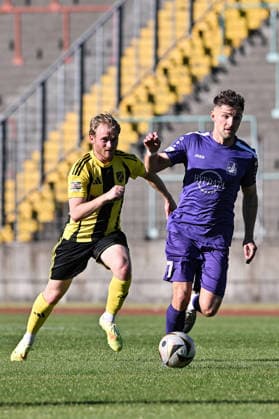Relegation Regionalliga Bayern; TSV Schwaben Augsburg - SV Kirchanschöring; 22.05.2026 AUGSBURG, GERMANY - 22. MAI: im Duell Maximilian REITER (SV Kirchanschöring 30) und Maximilian HEISS (TSV Schwaben Augsburg 7) während dem Match zwischen dem TSV Schwaben Augsburg und dem SV Kirchanschöring beim Rückspiel der Relegation zur Regionalliga Bayern im Rosenaustadion Copyright: xBEAUTIFULxSPORTS Goldbergx