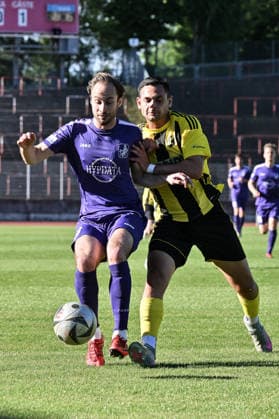 Relegation Regionalliga Bayern; TSV Schwaben Augsburg - SV Kirchanschöring; 22.05.2026 AUGSBURG, GERMANY - 22. MAI: im Duell Nicola Della SCHIAVA (TSV Schwaben Augsburg 3) und Thorsten NICKLAS (SV Kirchanschöring 13) während dem Match zwischen dem TSV Schwaben Augsburg und dem SV Kirchanschöring beim Rückspiel der Relegation zur Regionalliga Bayern im Rosenaustadion Copyright: xBEAUTIFULxSPORTS Goldbergx