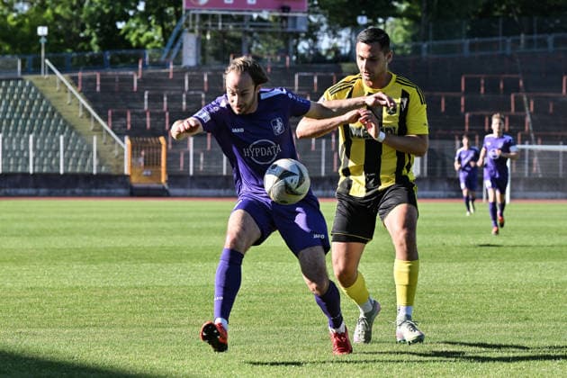 Relegation Regionalliga Bayern; TSV Schwaben Augsburg - SV Kirchanschöring; 22.05.2026 AUGSBURG, GERMANY - 22. MAI: im Duell Nicola Della SCHIAVA (TSV Schwaben Augsburg 3) und Thorsten NICKLAS (SV Kirchanschöring 13) während dem Match zwischen dem TSV Schwaben Augsburg und dem SV Kirchanschöring beim Rückspiel der Relegation zur Regionalliga Bayern im Rosenaustadion Copyright: xBEAUTIFULxSPORTS Goldbergx