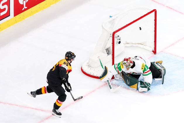 Ice hockey, Eishockey - IIHF WC 2026 ZURICH,SWITZERLAND,22.MAY.26 - ICE HOCKEY - IIHF Ice Hockey World Championship, WM, Weltmeisterschaft 2026, group stage, Germany vs Hungary. Image shows Marc Michaelis (GER) and Bence Balizs (HUN).  GEPAxpictures xMaticxKlansek