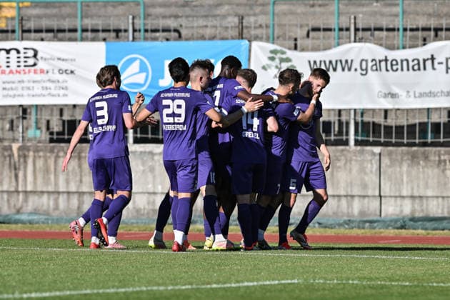 Relegation Regionalliga Bayern; TSV Schwaben Augsburg - SV Kirchanschöring; 22.05.2026 AUGSBURG, GERMANY - 22. MAI: Jubel der Schwabenritter nach dem Treffer zum 1-1 durch Maximilian HEISS (TSV Schwaben Augsburg 7) während dem Match zwischen dem TSV Schwaben Augsburg und dem SV Kirchanschöring beim Rückspiel der Relegation zur Regionalliga Bayern im Rosenaustadion Copyright: xBEAUTIFULxSPORTS Goldbergx
