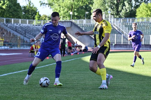 Relegation Regionalliga Bayern; TSV Schwaben Augsburg - SV Kirchanschöring; 22.05.2026 AUGSBURG, GERMANY - 22. MAI: im Duell Lukas RAMSER (TSV Schwaben Augsburg 10) und Thorsten NICKLAS (SV Kirchanschöring 13) während dem Match zwischen dem TSV Schwaben Augsburg und dem SV Kirchanschöring beim Rückspiel der Relegation zur Regionalliga Bayern im Rosenaustadion Copyright: xBEAUTIFULxSPORTS Goldbergx