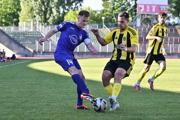 Relegation Regionalliga Bayern; TSV Schwaben Augsburg - SV Kirchanschöring; 22.05.2026 AUGSBURG, GERMANY - 22. MAI: im Duell Marco GREISEL (TSV Schwaben Augsburg 14) und Thorsten NICKLAS (SV Kirchanschöring 13) während dem Match zwischen dem TSV Schwaben Augsburg und dem SV Kirchanschöring beim Rückspiel der Relegation zur Regionalliga Bayern im Rosenaustadion Copyright: xBEAUTIFULxSPORTS Goldbergx