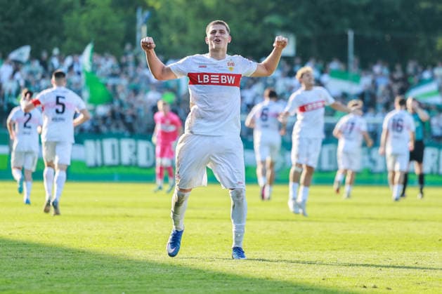 Fußball DFB-Pokal Junioren Finale VfL Wolfsburg U19 - VfB Stuttgart U19 am 22.05.2026 im Karl-Liebknecht-Stadion in Potsdam Torjubel zum 0:3 durch Neno Zezelj ( Stuttgart ) Enis Redzepi ( Stuttgart ) jubelt DFB regulations prohibit any use of photographs as image sequences and or quasi-video.