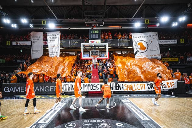 1. Basketball Bundesliga, easyCredit BBL, Saison 2025 2026, Herren, Playoffs, Viertelfinale, Spiel 3, 22.05.2026, RASTA Vechta - ALBA Berlin Klettverschluss (Fanclub - RASTA Vechta) vor der Partie Vechta RASTA Dome Niedersachsen Deutschland