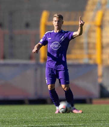 Matthias Ostrzolek (TSV Schwaben Augsburg) mit einem Fingerzeig in seinem letzten Spiel für die Schwaben, TSV Schwaben Augsburg vs. SV Kirchanschöring, Relegation Regionalliga Bayern, Saison 2025-2026,