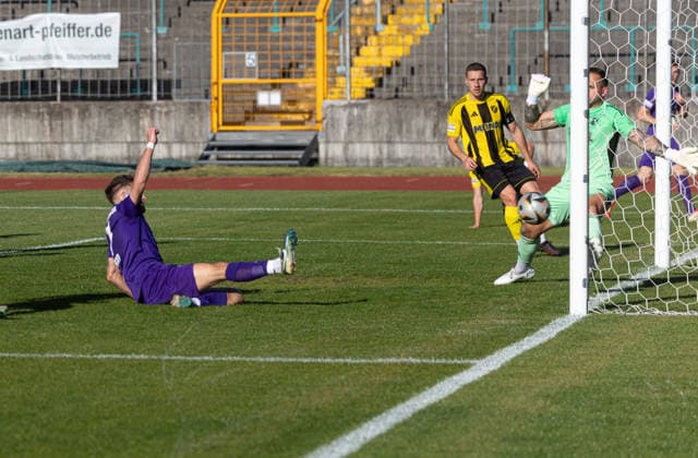 Maximilian Heiß (TSV Schwaben) trifft zum 1:1 Ausgleich gegen Egon Weber (Torwart SV Kirchanschöring); TSV Schwaben Augsburg vs. SV Kirchanschöring, Relegation Regionalliga Bayern, Saison 2025-2026,